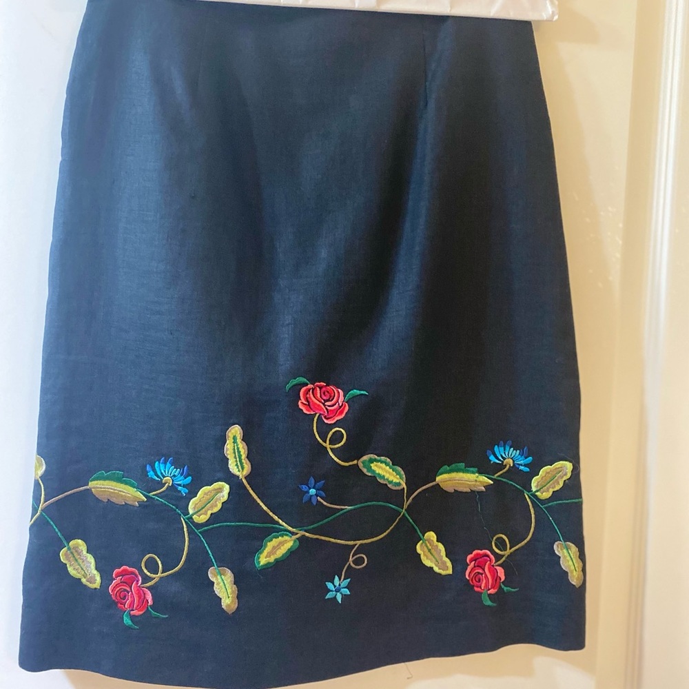 Laura Leigh Ltd. Stylish floral print design skirt. Says sleek and whimsy.